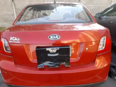 Auto Kia Rio rojo en buen estado año 2011 - miniatura 2