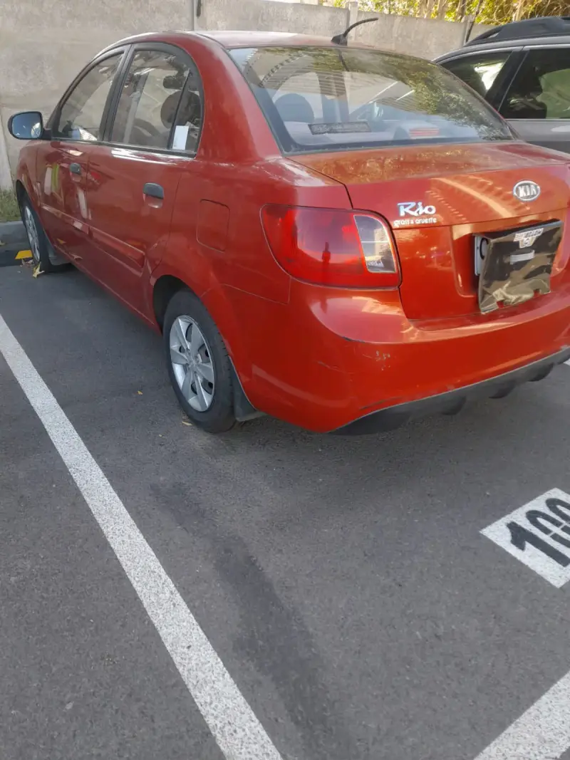 Auto Kia Rio rojo en buen estado año 2011 - 3