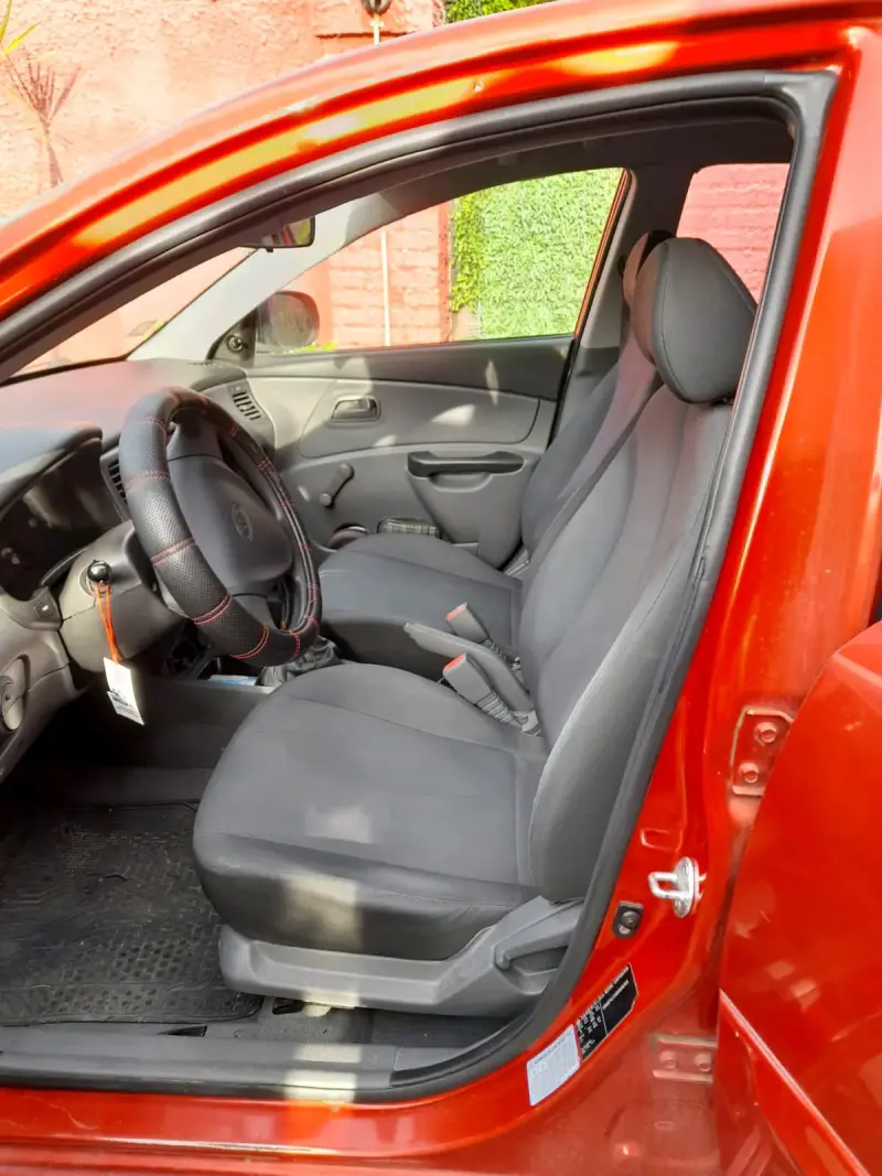Auto Kia Rio rojo en buen estado año 2011 - 5
