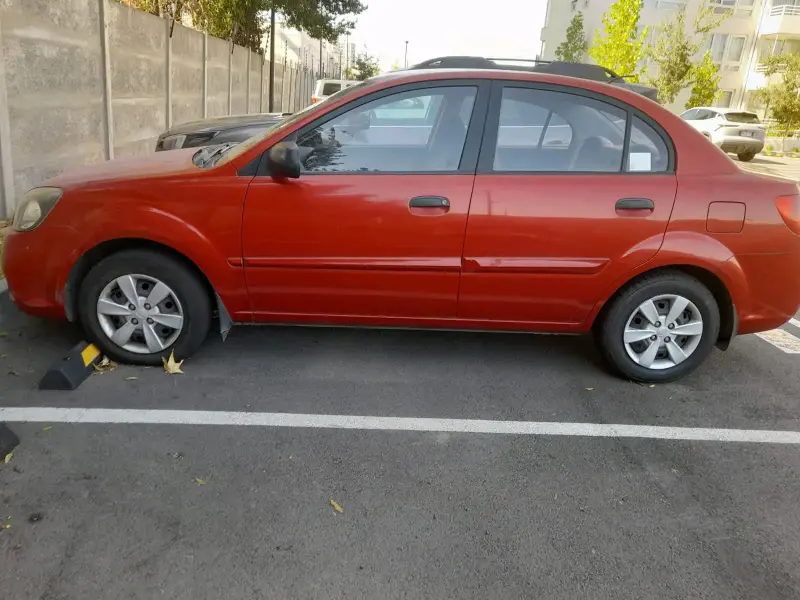 Auto Kia Rio rojo en buen estado año 2011 - 6