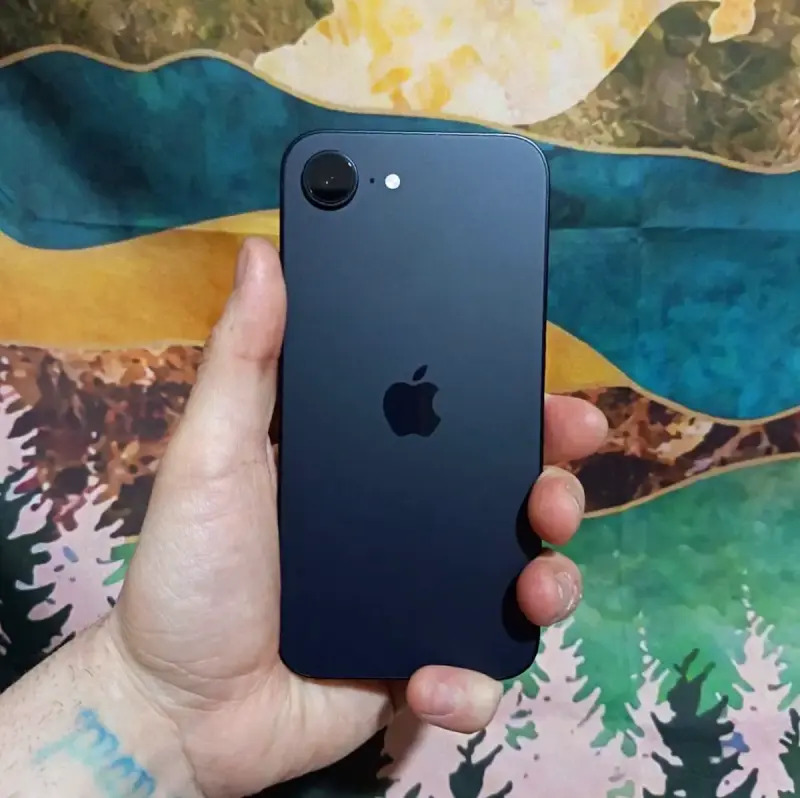 Iphone 16e - 2