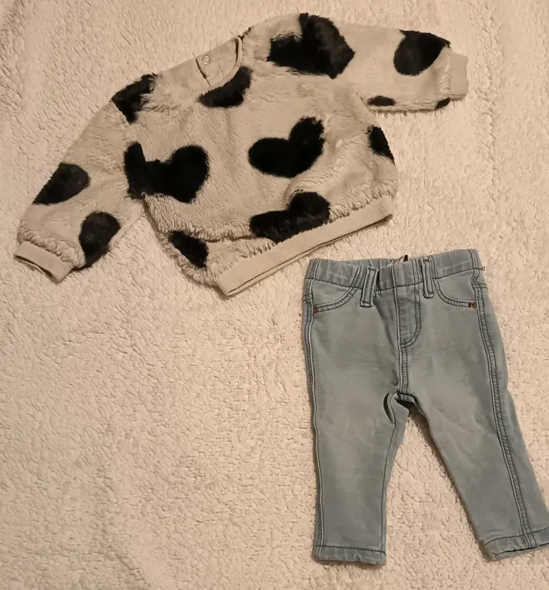 Conjunto infantil de invierno con suéter de peluche y jeans