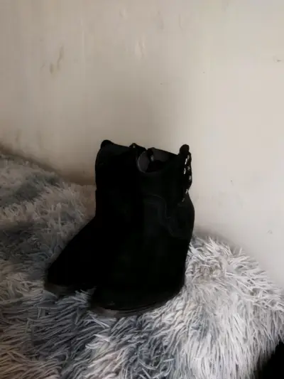 Botines negros con detalles de estrellas - miniatura 1