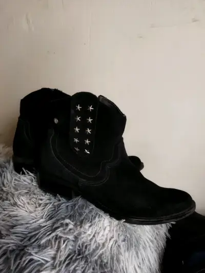 Botines negros con detalles de estrellas - miniatura 2
