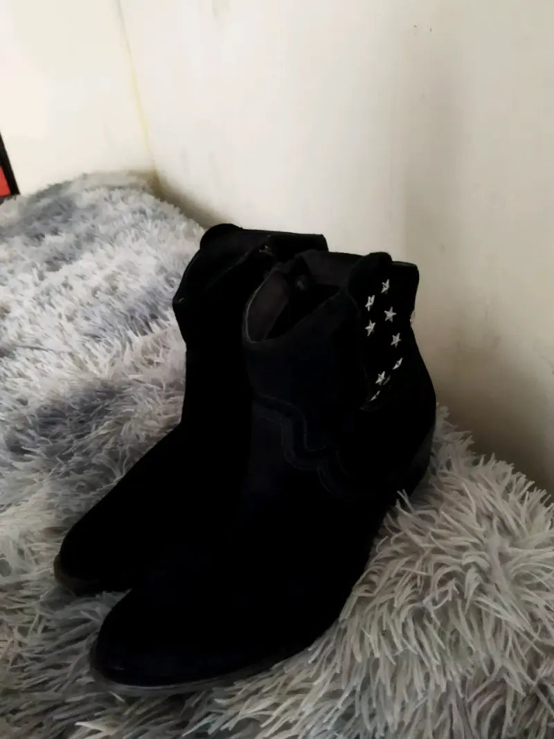 Botines negros con detalles de estrellas - 3