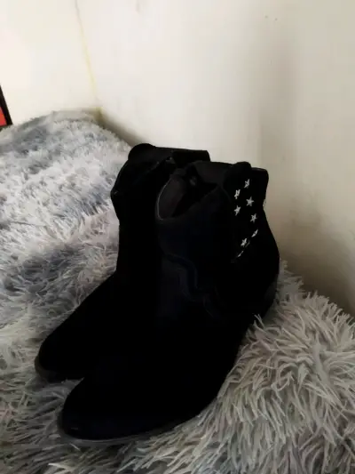 Botines negros con detalles de estrellas - miniatura 3