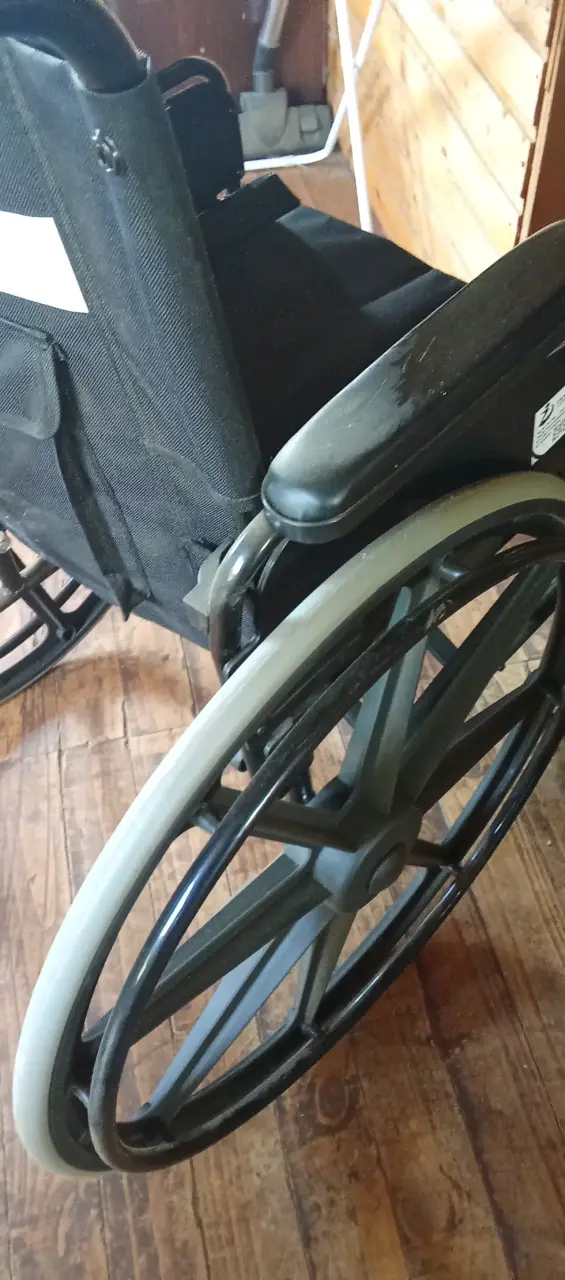 Silla de ruedas plegable sin uso - 1