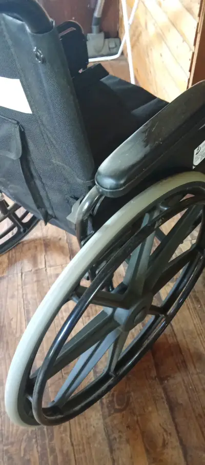 Silla de ruedas plegable sin uso - miniatura 1