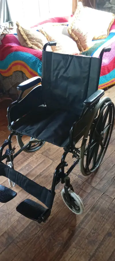 Silla de ruedas plegable sin uso - miniatura 2