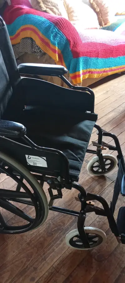 Silla de ruedas plegable sin uso - miniatura 4