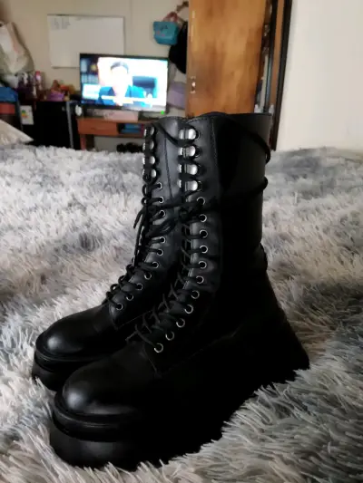 Botas negras con plataforma alta - miniatura 1