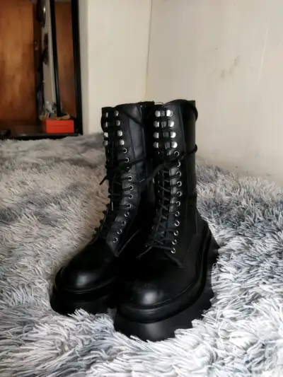 Botas negras con plataforma alta - miniatura 2