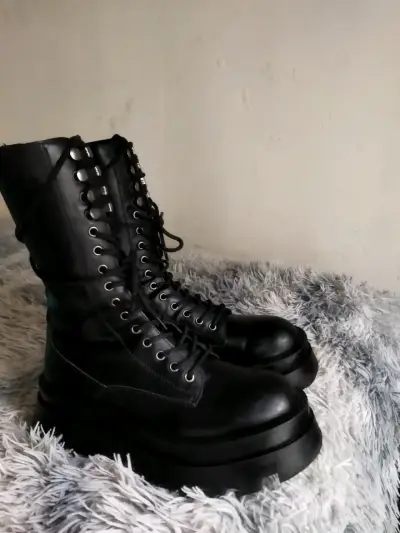 Botas negras con plataforma alta - miniatura 3