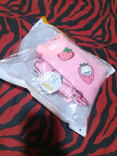 Pijama infantil rosa con estampado de frutas - miniatura 3