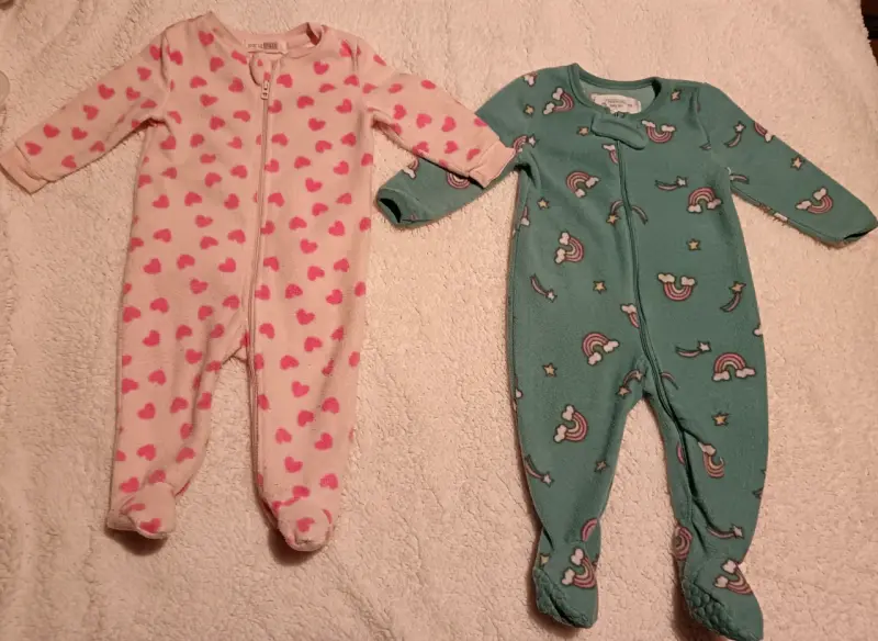 Pijamas enteros para bebé con diseños de corazones y arcoíris