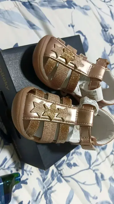 Sandalias doradas para bebé Colloky con estrellas - miniatura 1