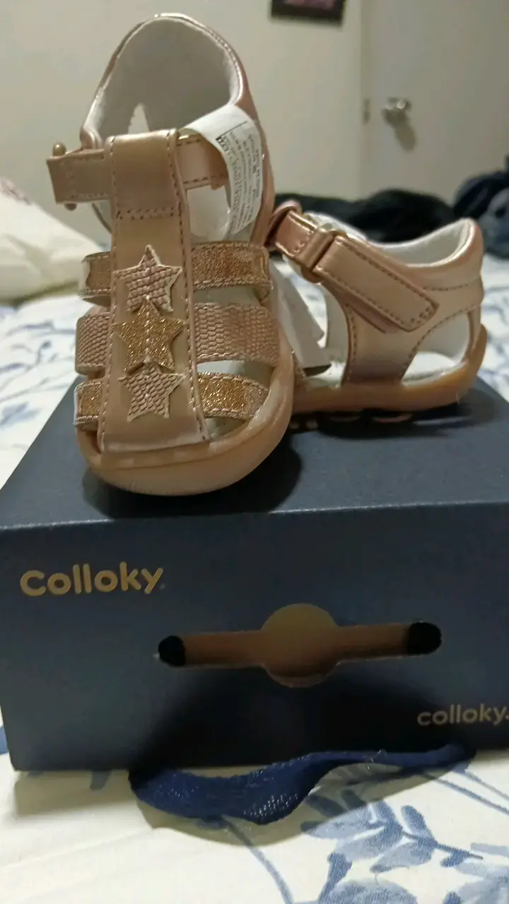 Sandalias doradas para bebé Colloky con estrellas - 2
