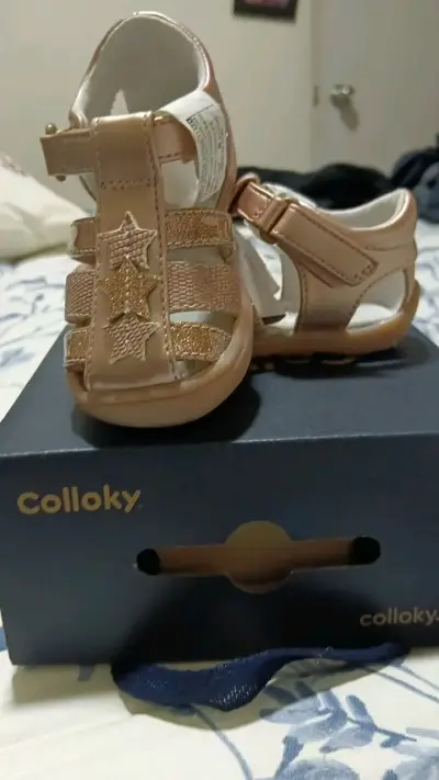 Sandalias doradas para bebé Colloky con estrellas - miniatura 2