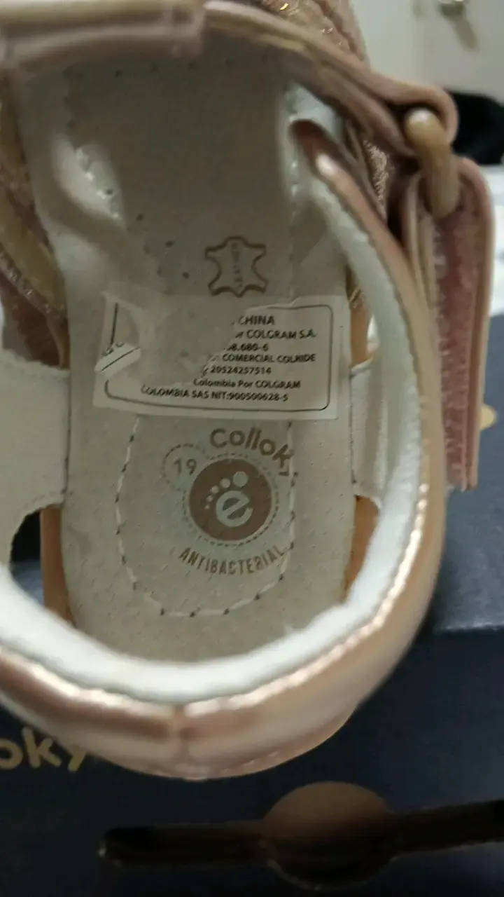 Sandalias doradas para bebé Colloky con estrellas - 3