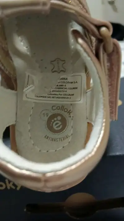 Sandalias doradas para bebé Colloky con estrellas - miniatura 3