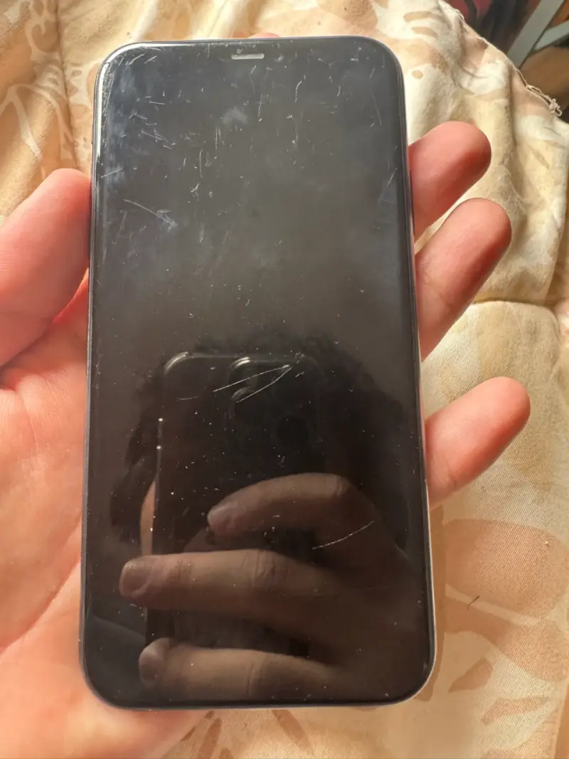 iPhone 11  en buen estado color negro - 2