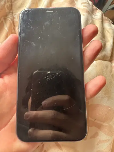 iPhone 11  en buen estado color negro - miniatura 2
