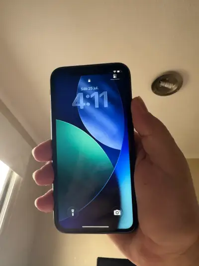 iPhone 11  en buen estado color negro - miniatura 3