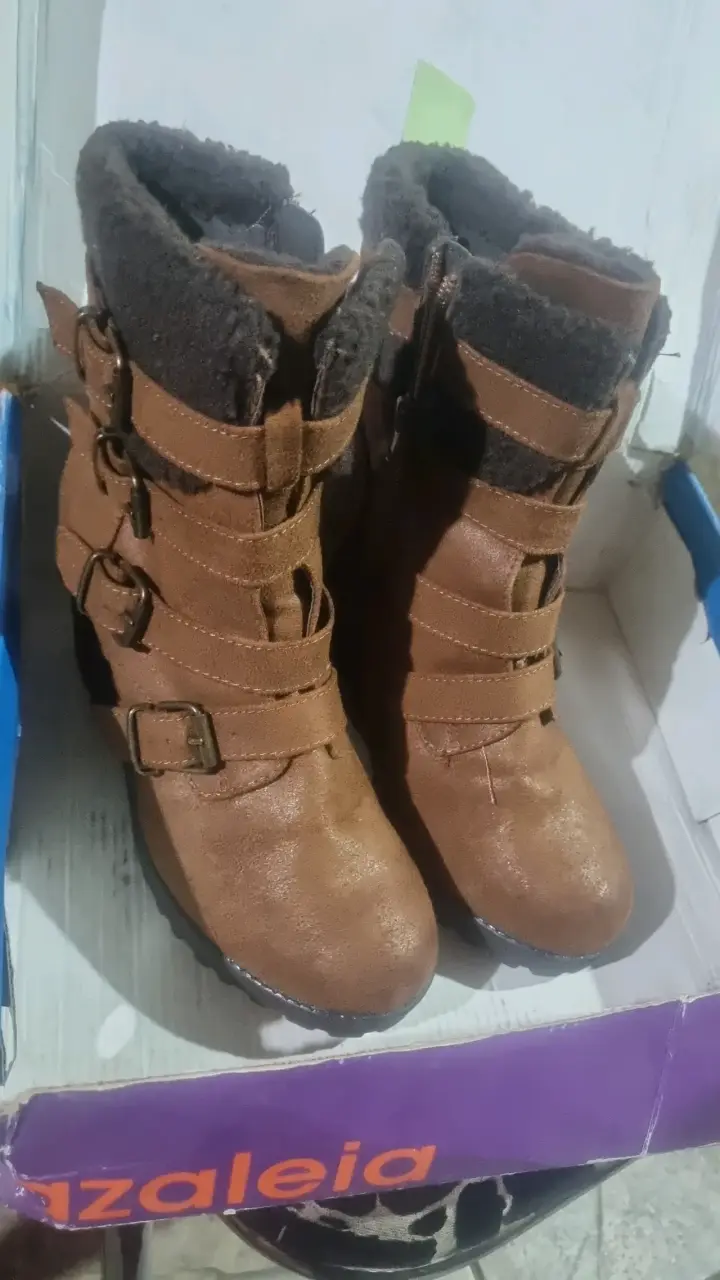 Botas de cuero marrón con hebillas Azaleia