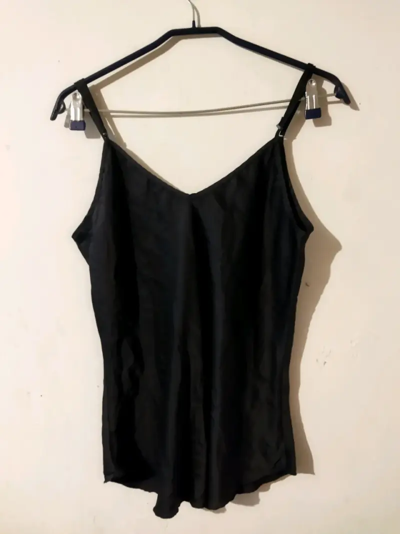 Blusa negra sin mangas - 1