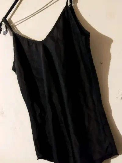 Blusa negra sin mangas - miniatura 2