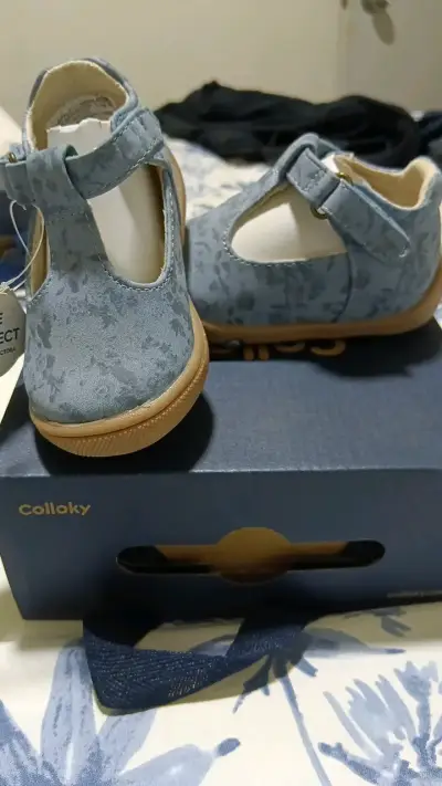 Zapatos de bebé celeste Colloky con velcro - miniatura 2