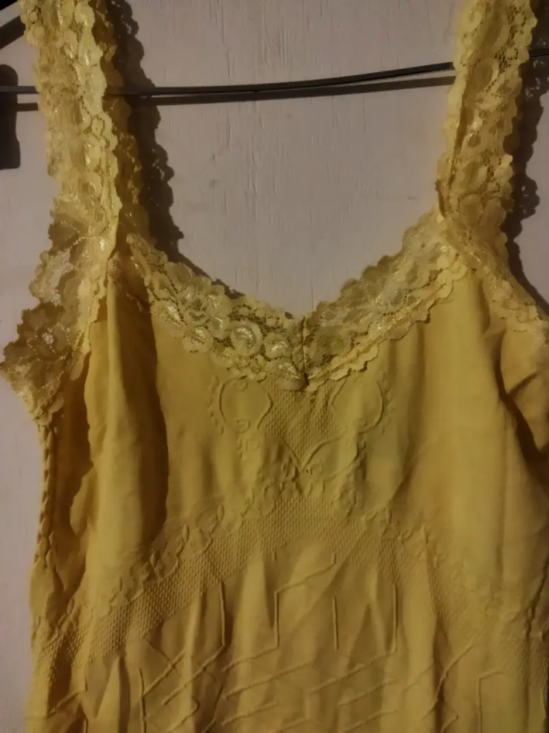Polera amarilla con encaje para mujer - 1