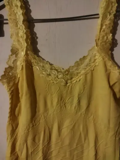Polera amarilla con encaje para mujer - miniatura 1