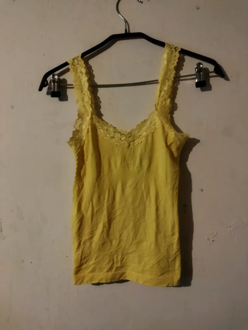 Polera amarilla con encaje para mujer - 2