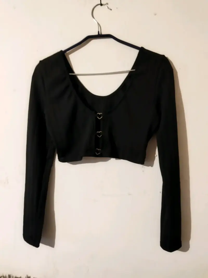 Top corto negro con detalles de corazones - 1