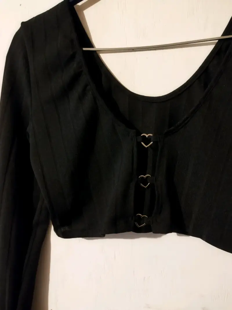 Top corto negro con detalles de corazones - 2
