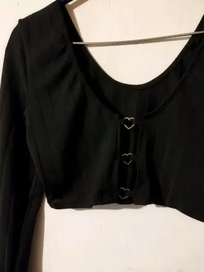 Top corto negro con detalles de corazones - miniatura 2