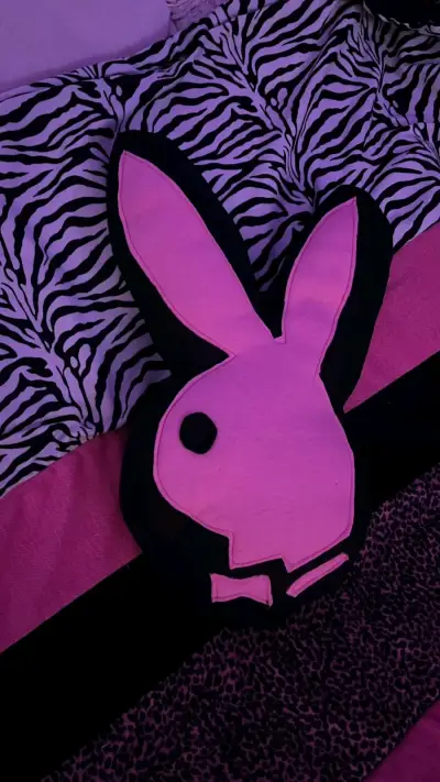 Cojín decorativo con diseño de conejo rosa y negro - miniatura 3