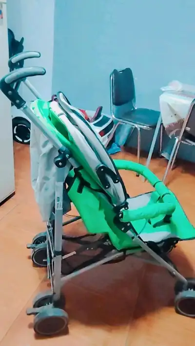 Coche de bebé plegable verde con capota y cómodo.. - miniatura 1