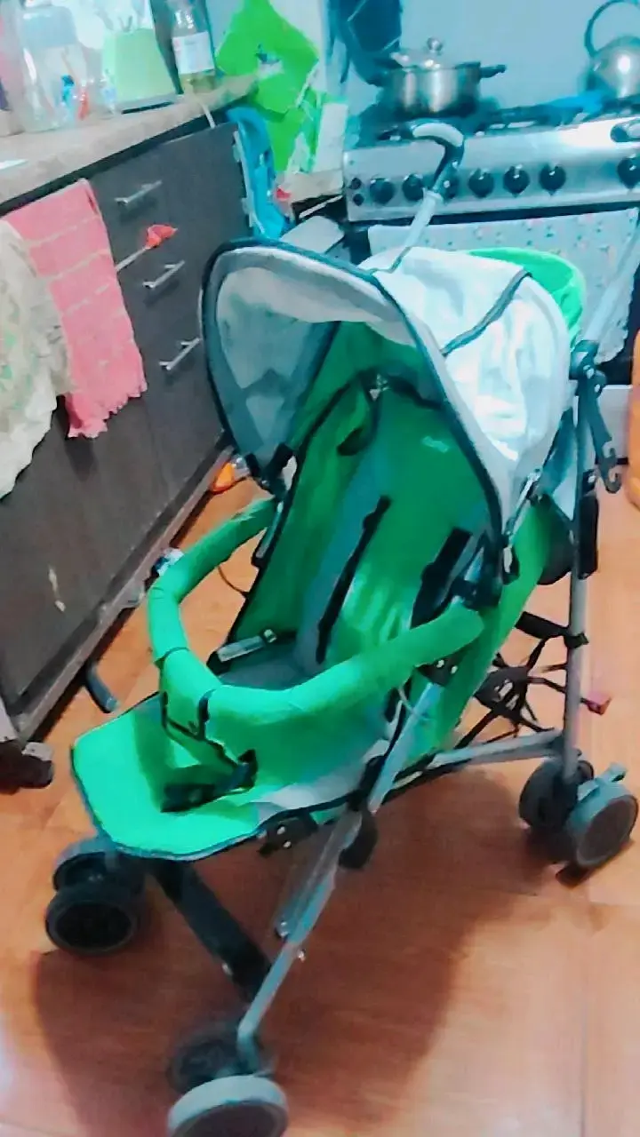 Coche de bebé plegable verde con capota y cómodo.. - 2