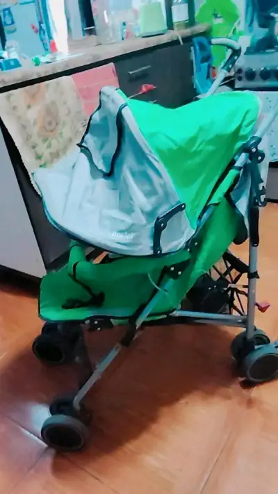 Coche de bebé plegable verde con capota y cómodo.. - miniatura 3