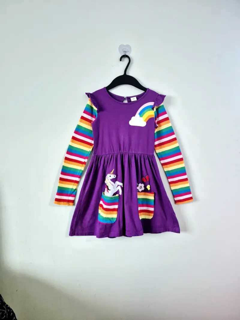 Vestido infantil morado con arcoíris y unicornio
