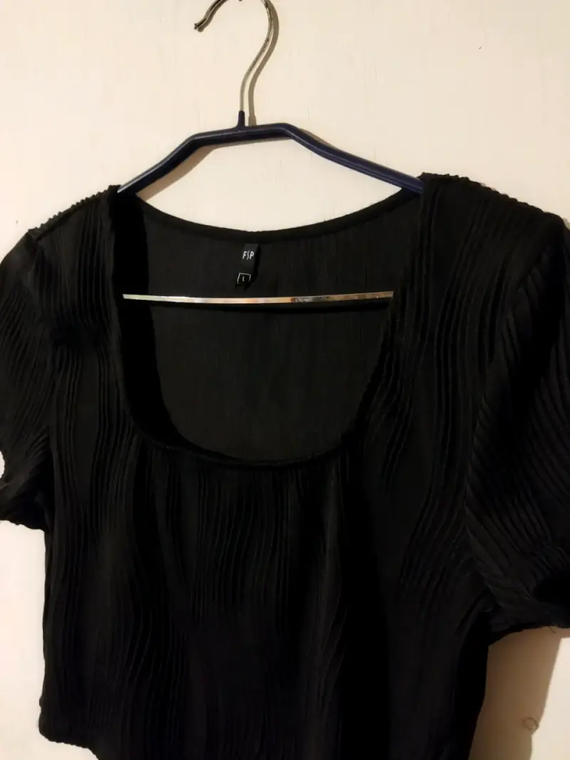 Blusa negra de manga corta para mujer - 2