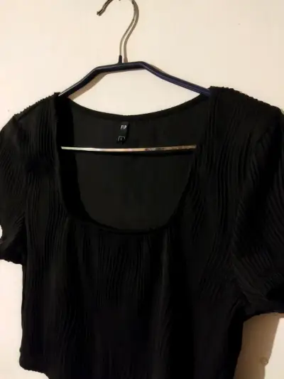 Blusa negra de manga corta para mujer - miniatura 2
