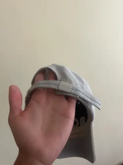 Gorro Boss Como Nuevo Original sin Detalles - miniatura 2