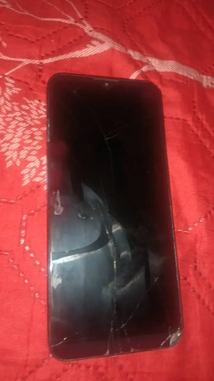 Teléfono Motorola con pantalla rota - 1