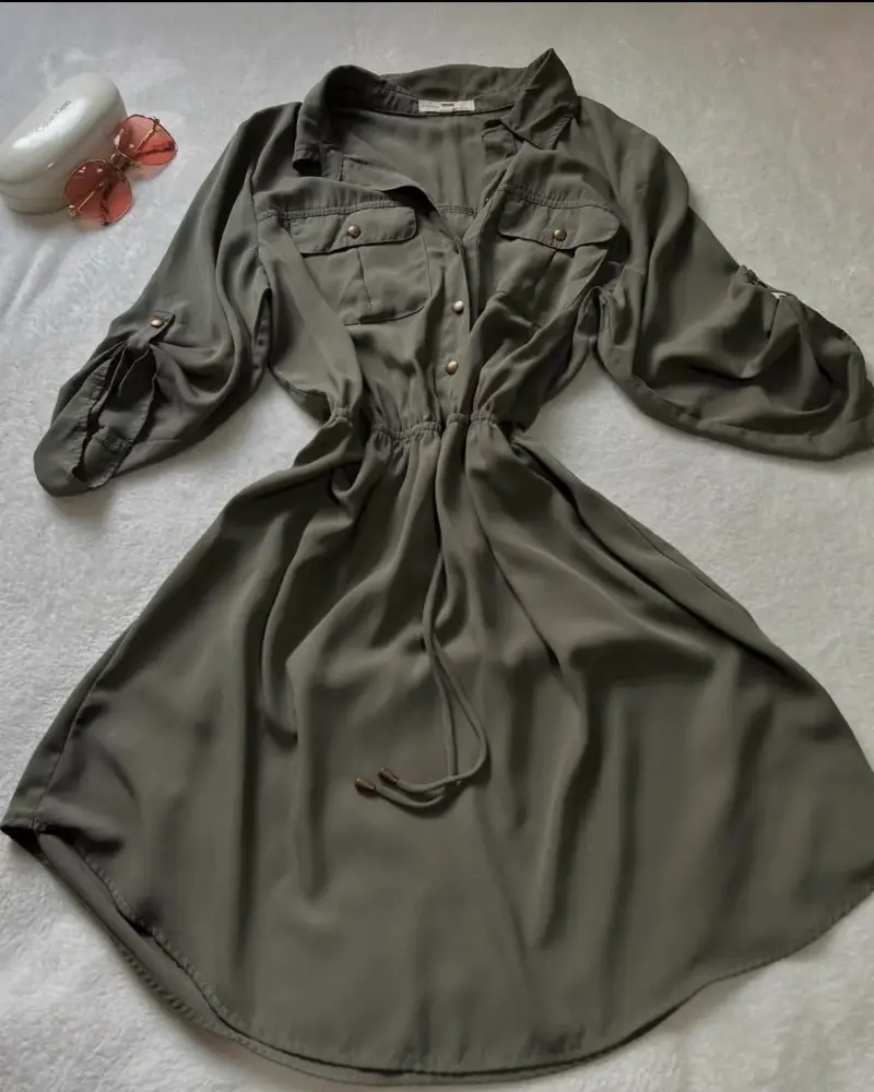 Vestido camisero verde oliva con botones