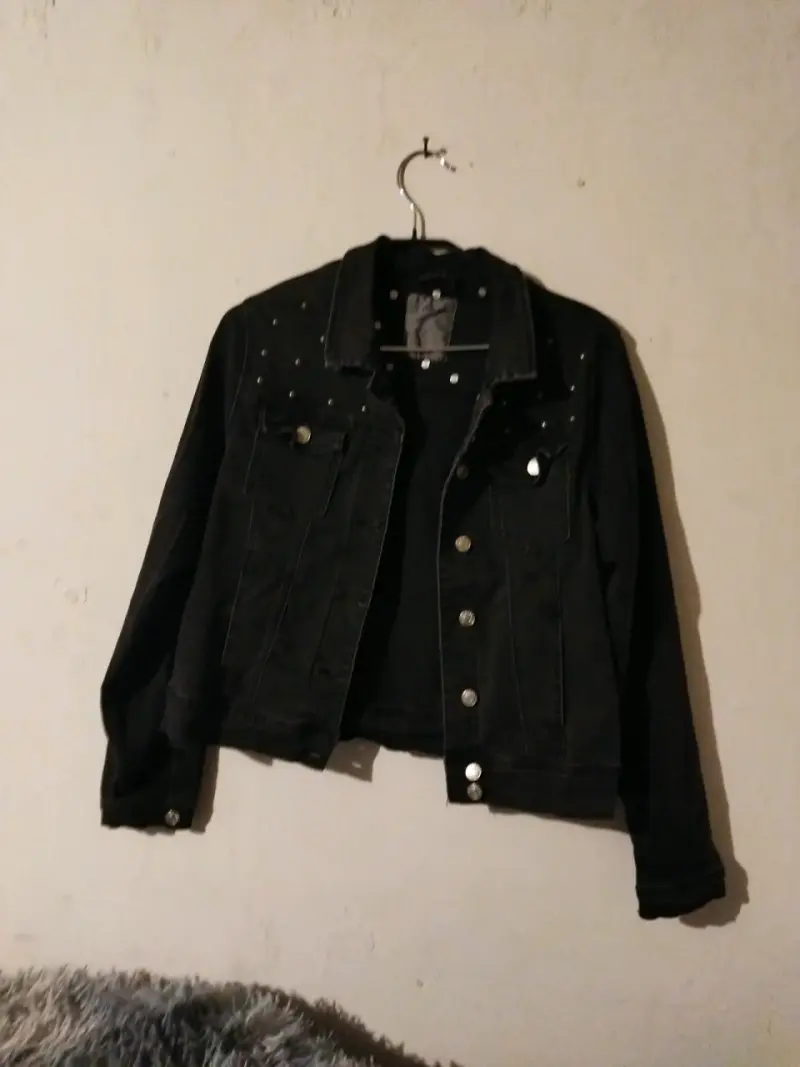 Chaqueta de mezclilla negra con tachas St Brklyn