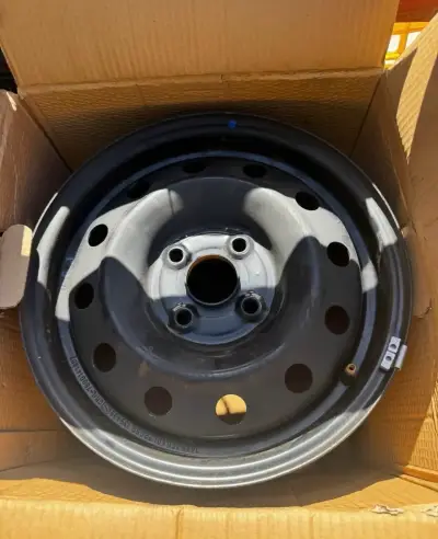 Llantas y tapa ruedas de  Suzuki  swift 2024 - miniatura 2