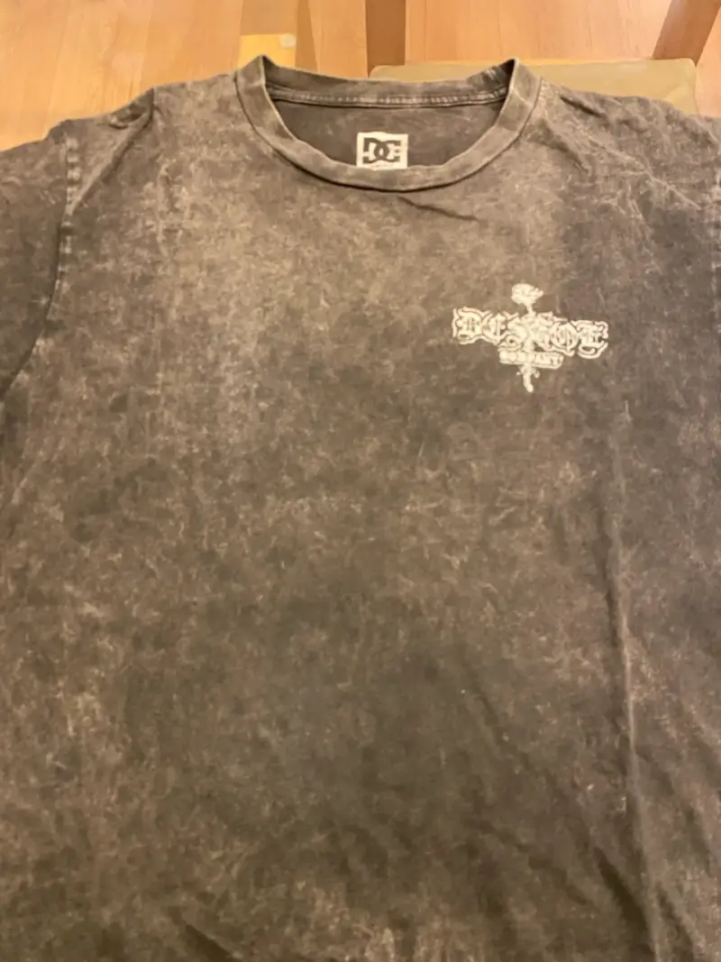 Polera DC Shoes negra con diseño gráfico - 1